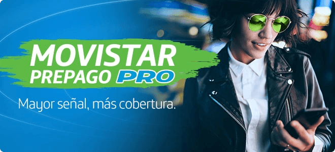 Joven mujer usando smartphone